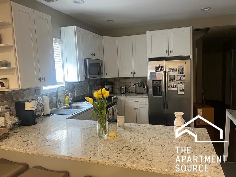 Building Photo - 2732 N Wilton Ave