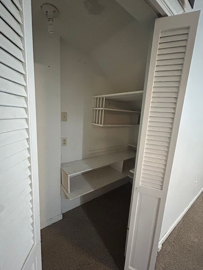 Building Photo - Large 4 bedroom 3 bathroom house in the he...