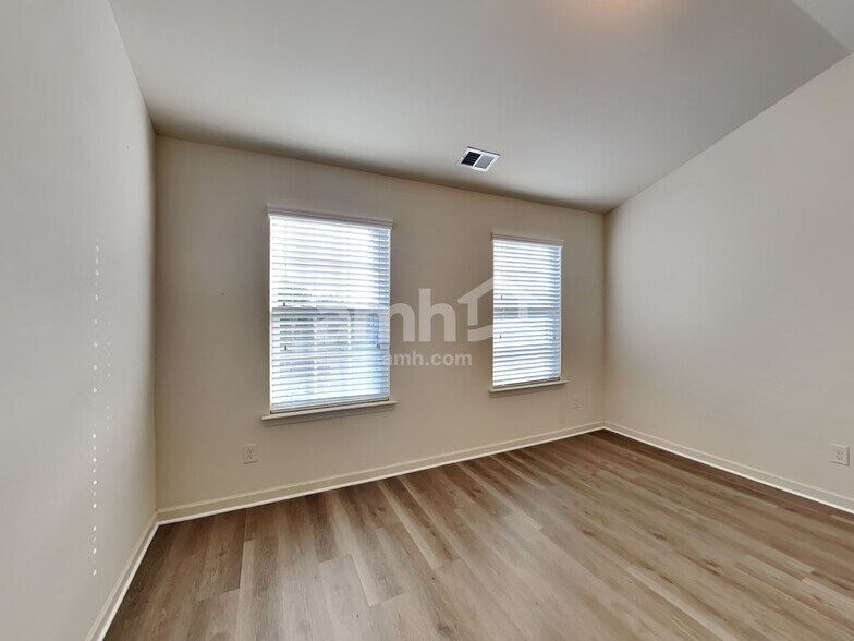 Building Photo - 908 Pine Ln