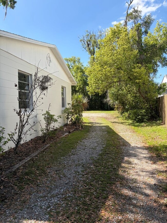 Building Photo - Newly Renovated 2 Bedroom Duplex in Maitland Available Now! Modern Finishes!