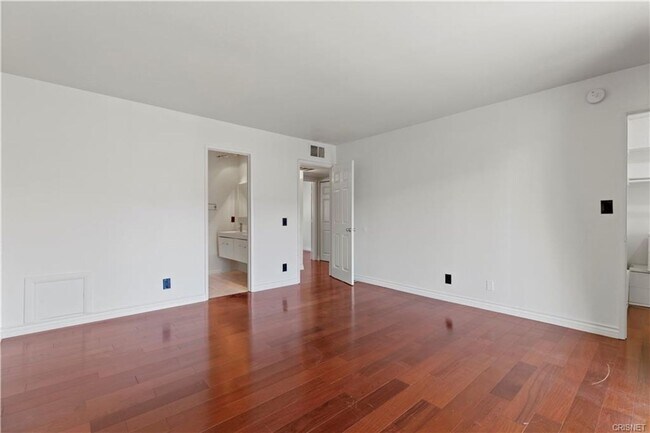 Building Photo - Gorgeous NOHO Townhome for Rent