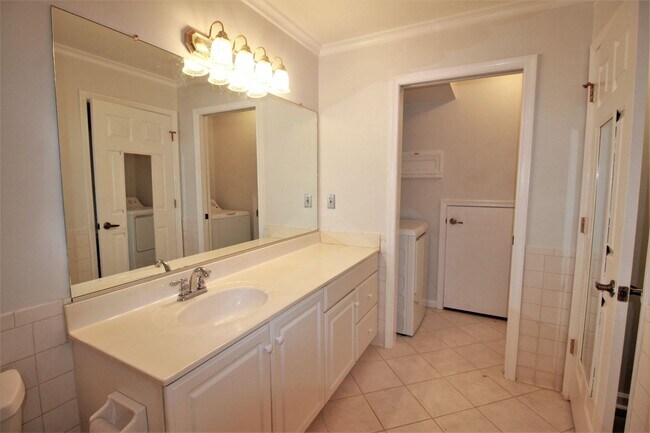 Building Photo - Maintenance free 2 bed and 2 bath condo in award winning golf course community of Kiln Creek