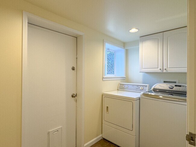Building Photo - 356 N 77th St