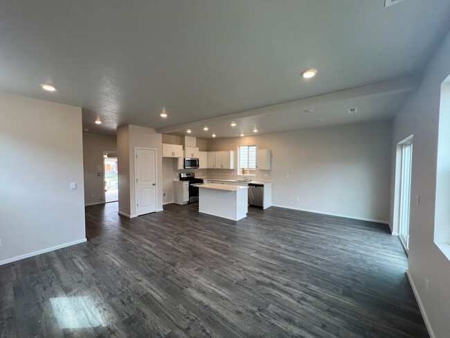 Building Photo - 4 Bedroom/ 3 Bath Stunning Home in Springf...