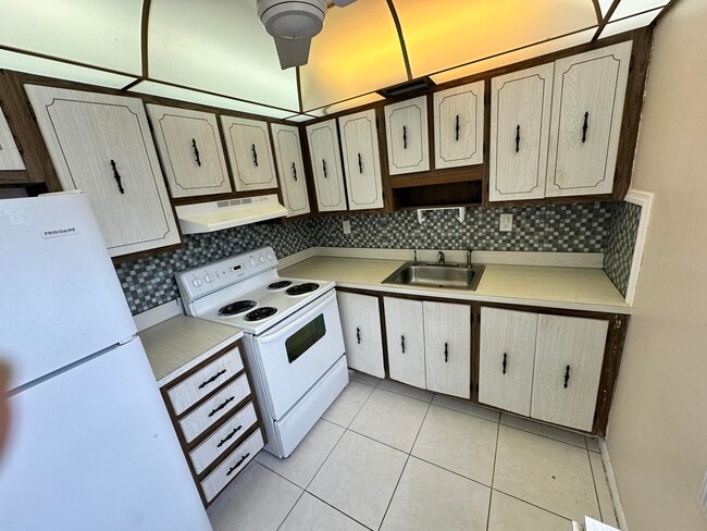 Building Photo - 811 Flanders Q