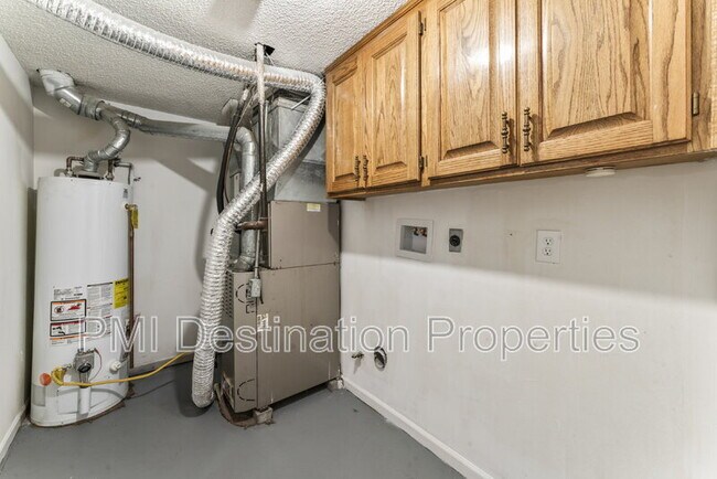 Building Photo - 1322 N Harvey Dr