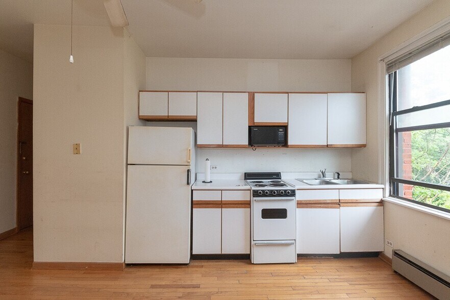 Building Photo - 640 W Barry Ave