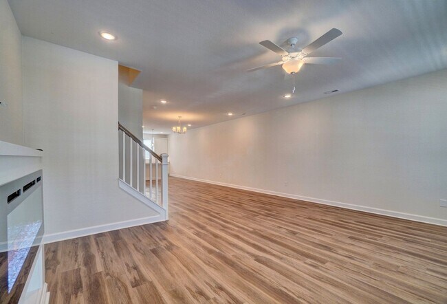 Building Photo - 3-Bedroom Townhome w/Attached Garage! Avai...