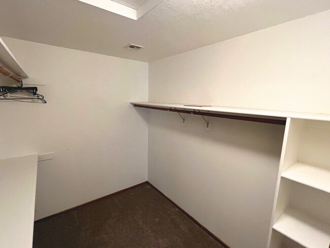 Building Photo - Unfurnished Long Term House! Price Adjustm...