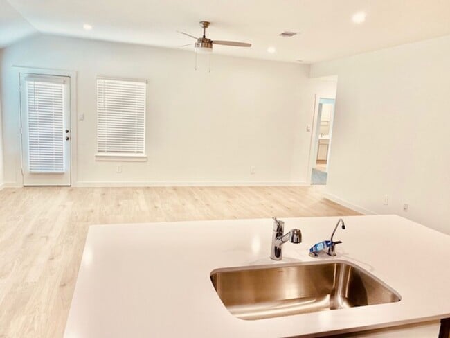 Building Photo - Grand Entry W/High Ceilings! Gorgeous Ligh...
