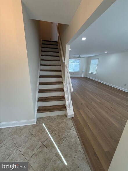 Building Photo - 220 Deerpark Ct