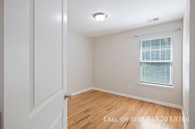 Building Photo - 158 Charlesfort Way