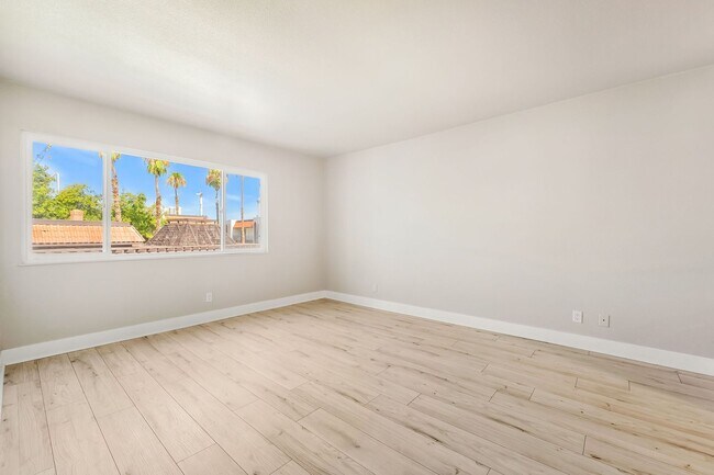 Building Photo - Modern Comfort Minutes from the Heart of Las Vegas!