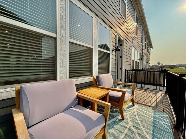 Building Photo - Central, luxury townhome in the heart of Liberty