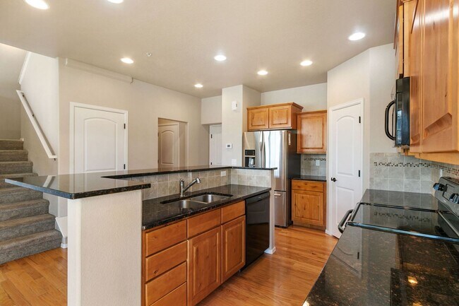 Building Photo - 3 Bedroom, 4 Bathroom, 2-Car Garage in Rig...