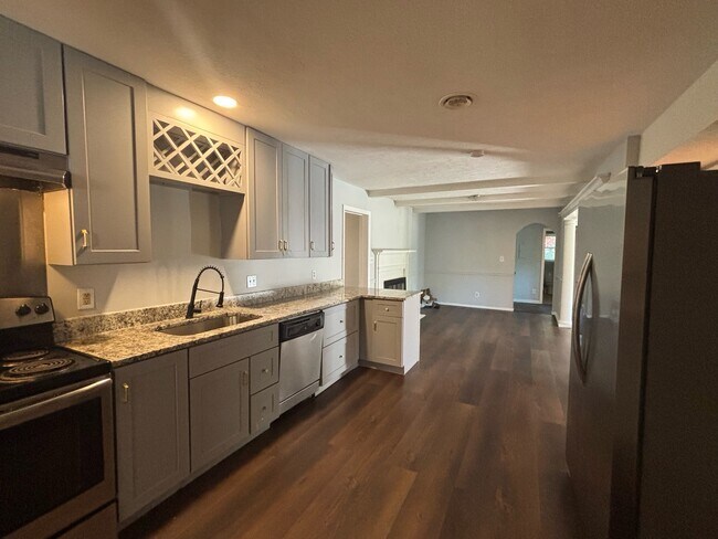 Building Photo - 381 Summerhill Rd