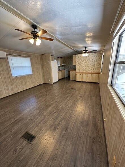 Large living/family room with vaulted ceilings - 2916 Tindel Camp Rd