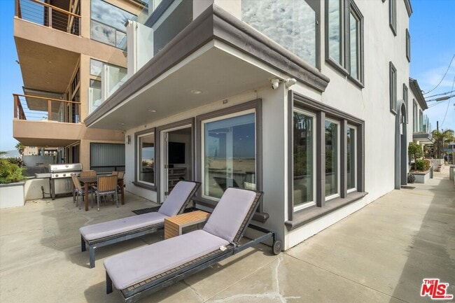 Building Photo - 6419 Ocean Front Walk