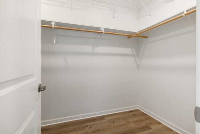 Building Photo - 700 Lakeshore Village Dr