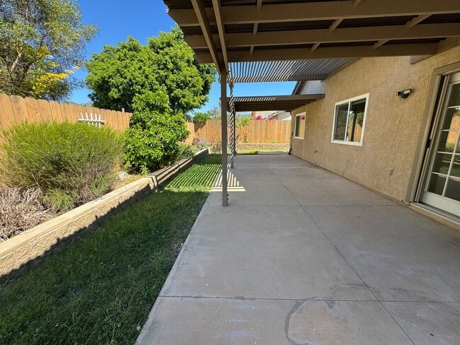 Building Photo - 4 bedroom - 2 Bathroom