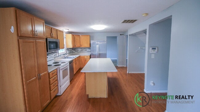 Building Photo - Gorgeous 4 Bedroom, 4 Bathroom Home Availa...