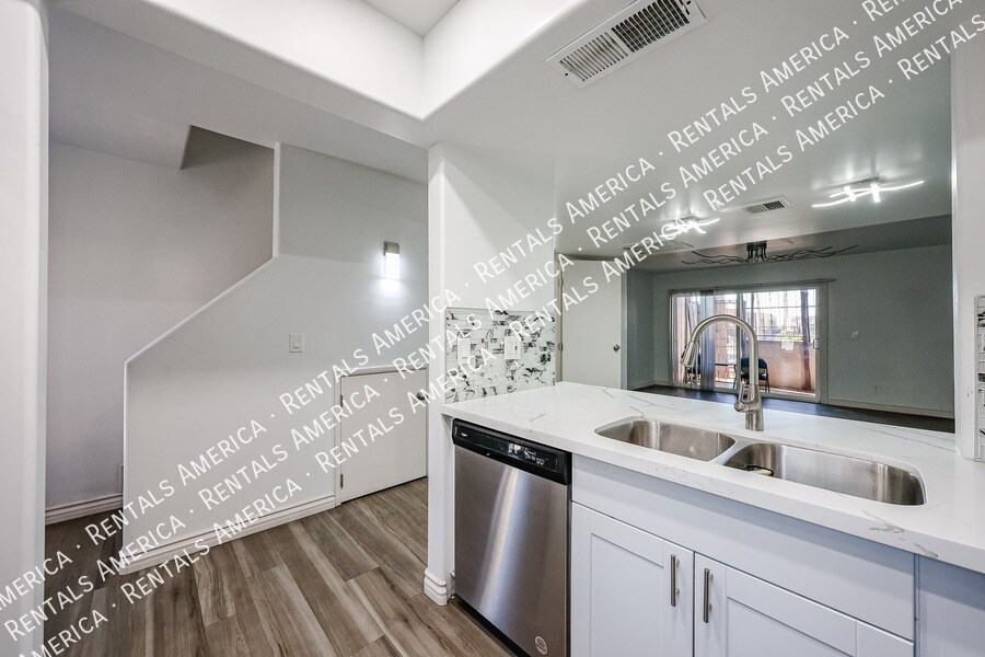 Building Photo - 1601 W Sunnyside Dr