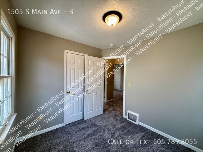 Building Photo - Charming 2 Bedroom 1 Bathroom Upper Level ...