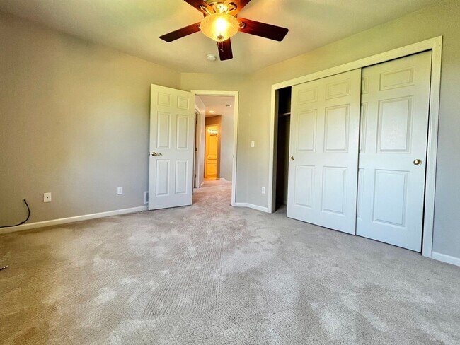 Building Photo - 3 Bed, 3 Bath House in Southeast Fort Coll...