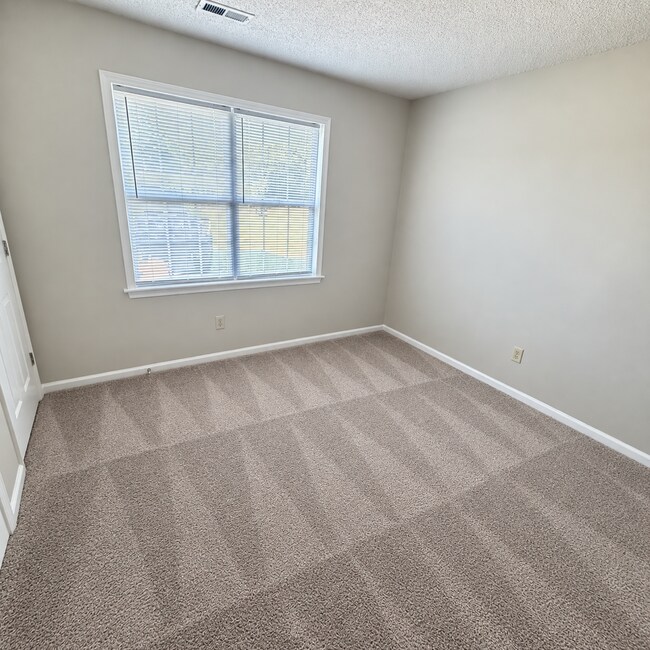 Building Photo - 6615 Cottonwood Dr