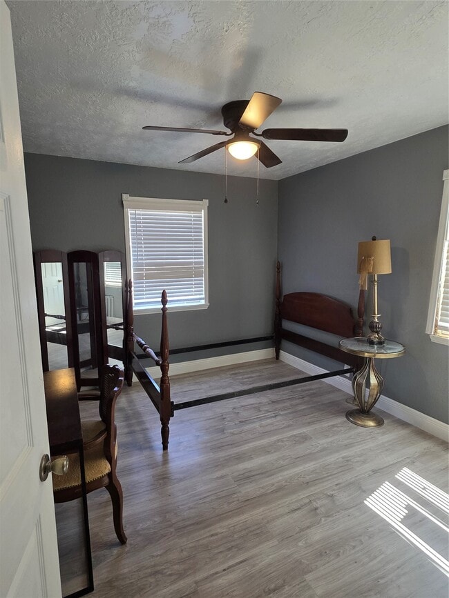 Building Photo - 9330 Chesterfield Dr