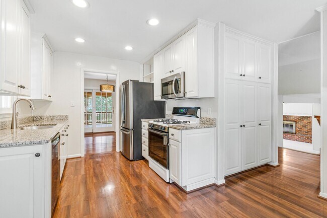 Building Photo - 4601 Wood Dr