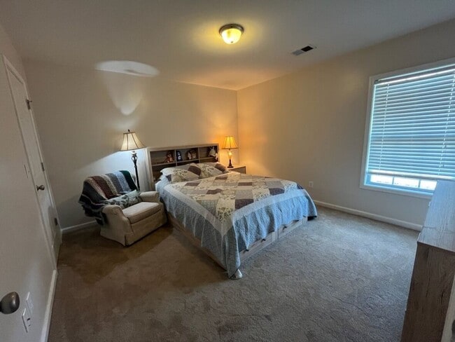Building Photo - Beautiful 4 Bedroom/  2.5 Bath located in ...
