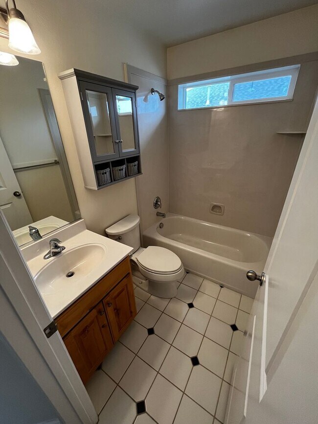 Building Photo - Beautiful 6 Bedroom/3.5 Bath Home in Springville!