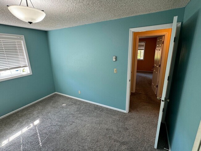 Building Photo - 3 Bedroom House off Harlow Rd.