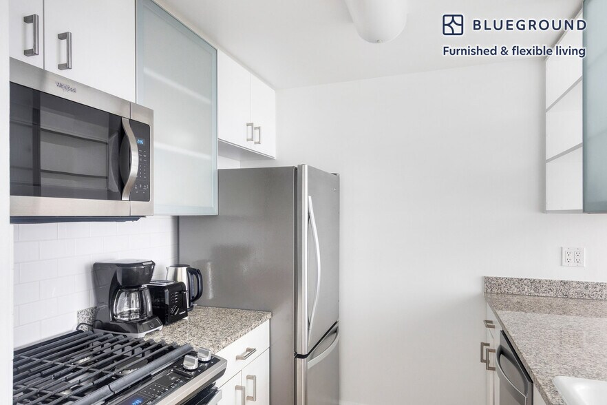 Building Photo - 500 W 56th St