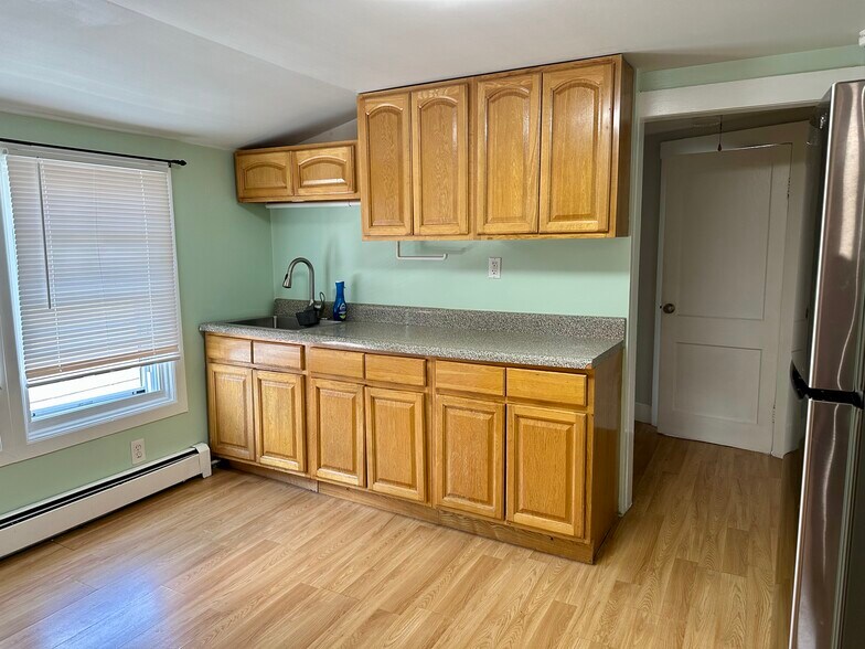 Eat In Kitchen 2 - 60 Morrissee Ave