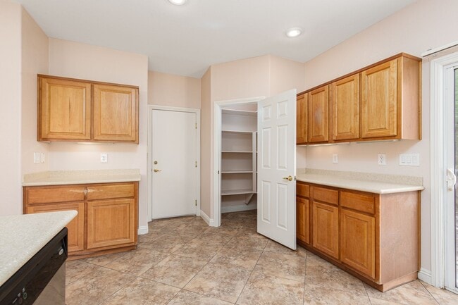 Building Photo - HUGE 5 BEDROOM, 3 BATH 2 STORY HOME IN GATED COMMUNITY NEAR SOUTHERN HIGHLANDS