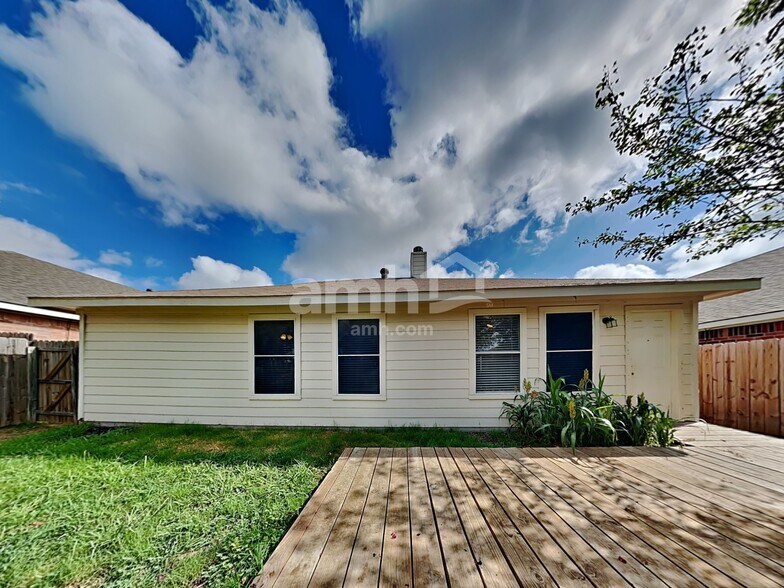 Building Photo - 302 Tioga Dr