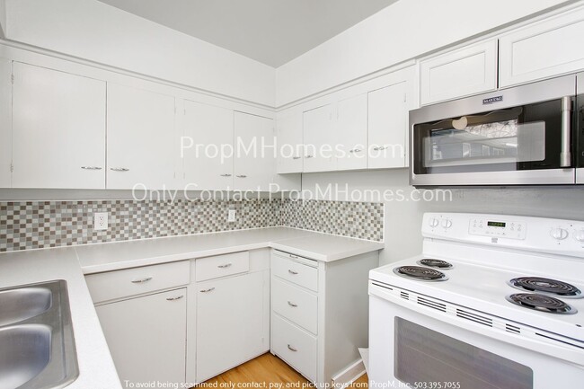 Building Photo - Delightful Two Bedroom Duplex In SE Portland - Fenced Yard!