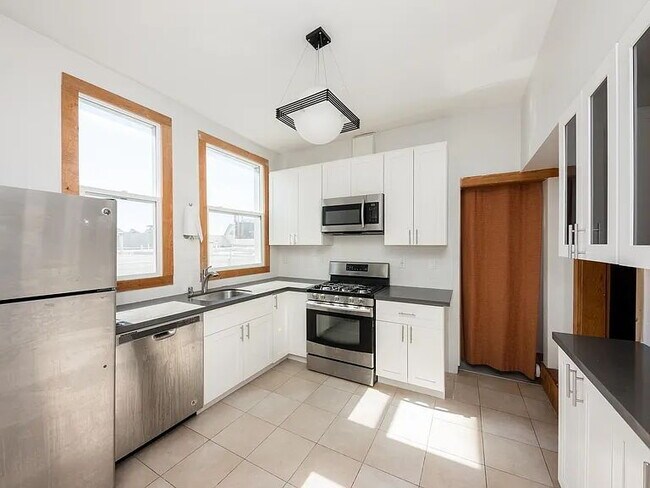 Building Photo - "Experience Vibrant San Francisco Living in This Spacious 4-Bedroom, 2-Bath Gem on Jones Street!"