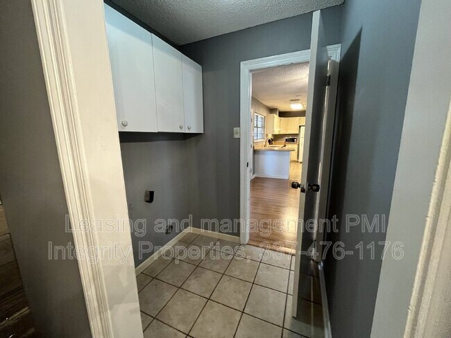 Building Photo - 107 Village Ln