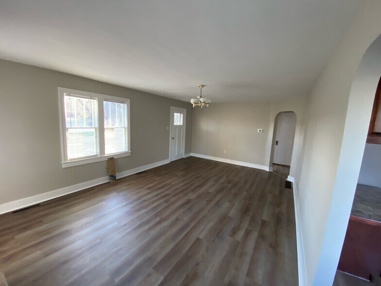 Building Photo - 819 E Cedar St