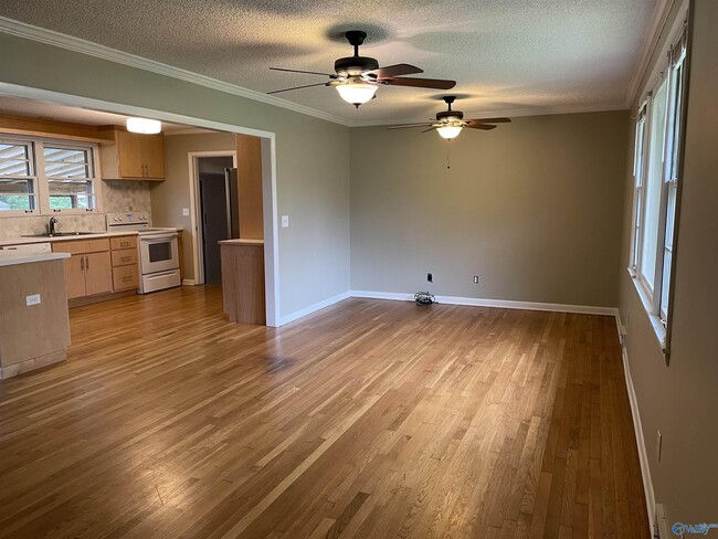 Building Photo - 612 Drummond Rd SW