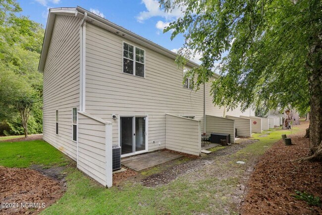 Building Photo - 2 Bedroom 2.5 Bathroom Townhouse in Wilmin...