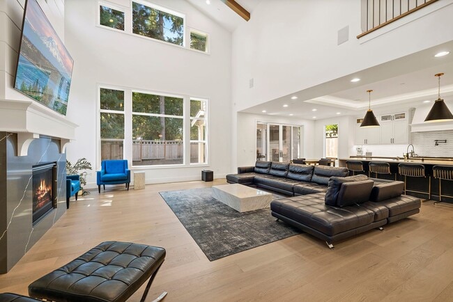 Building Photo - 4bd/4.75ba Bellevue House