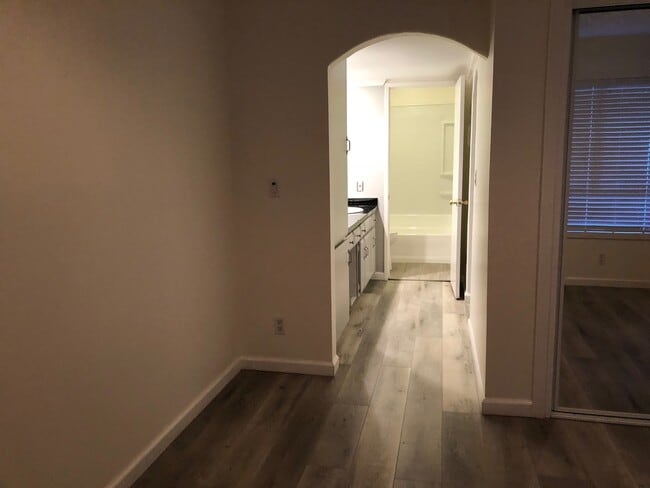 Building Photo - Amazing 1BD/1BA Condo in Prime Woodland Hi...