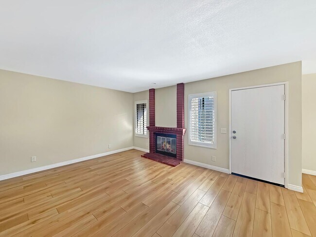 Building Photo - Great 2 bed/2bath condo w/AC, detached garage, and solar!