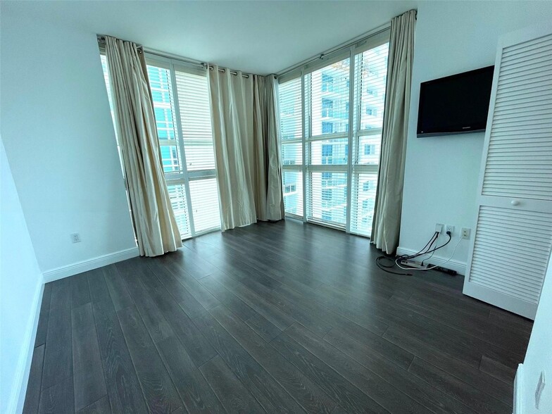 Building Photo - 951 Brickell Ave