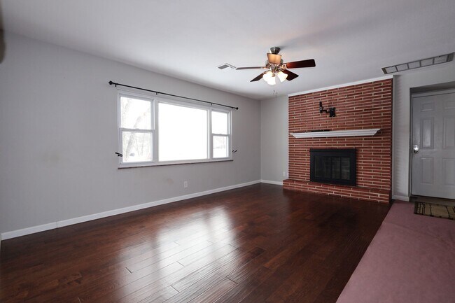 Building Photo - Beautiful 4 Bed 2 Bath w/2 Car Garage