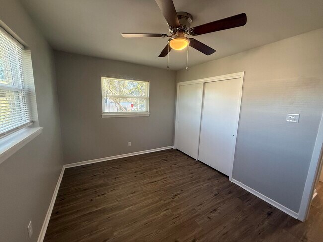 Building Photo - 176 W Sweetbriar Dr